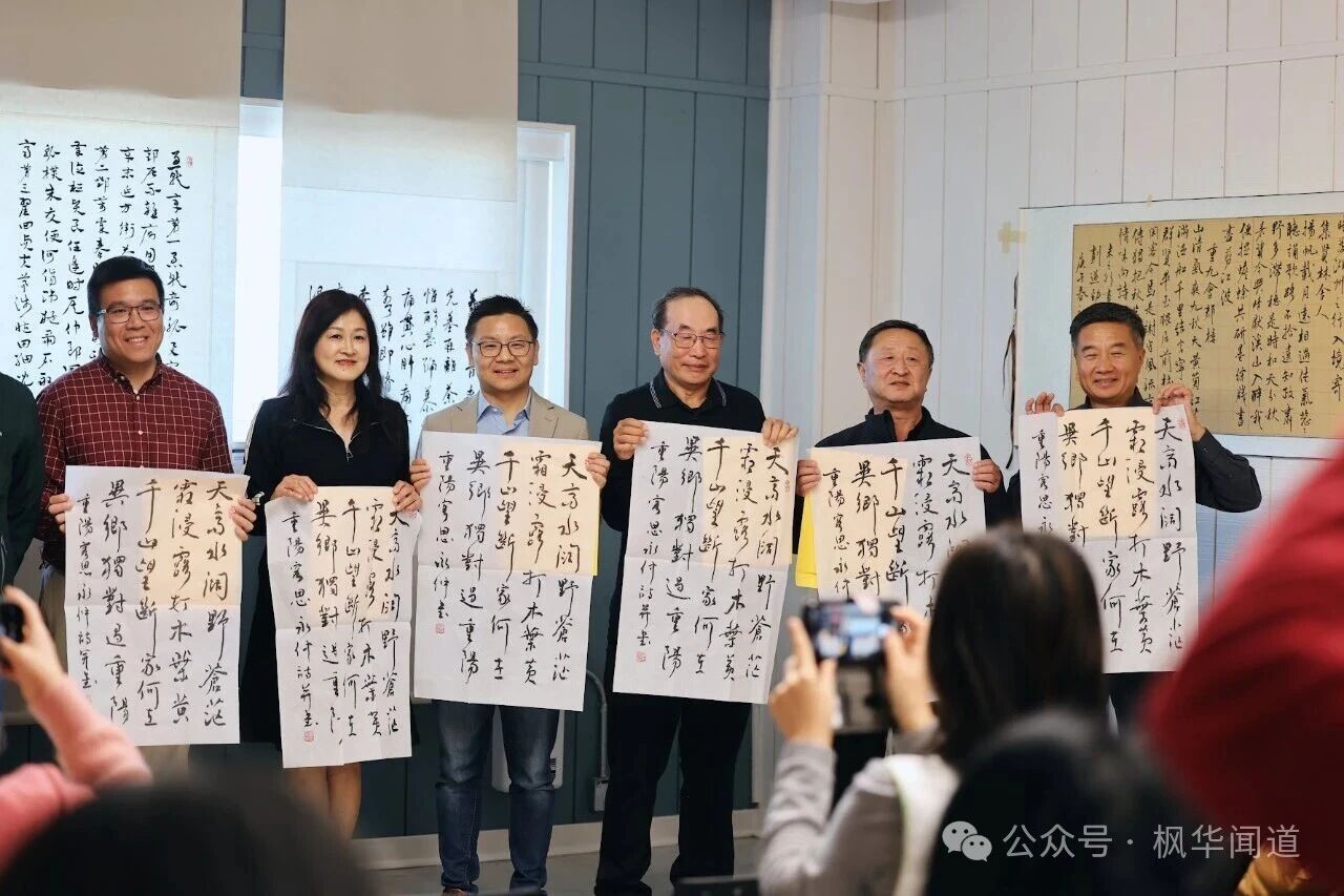 Teacher Qu presenting calligraphy works to guests and taking photos with collectors