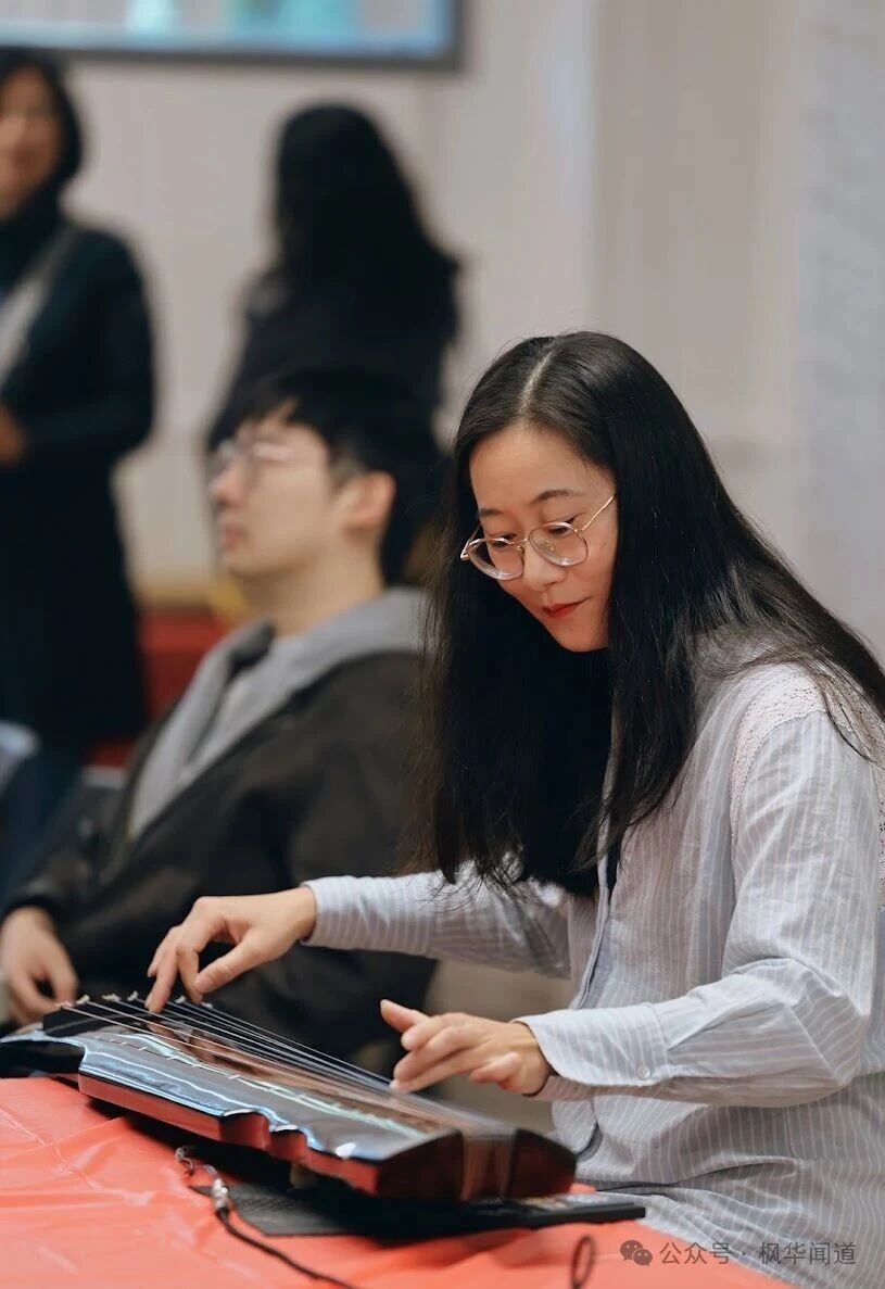 Teacher Qu Xiaowei playing the guqin