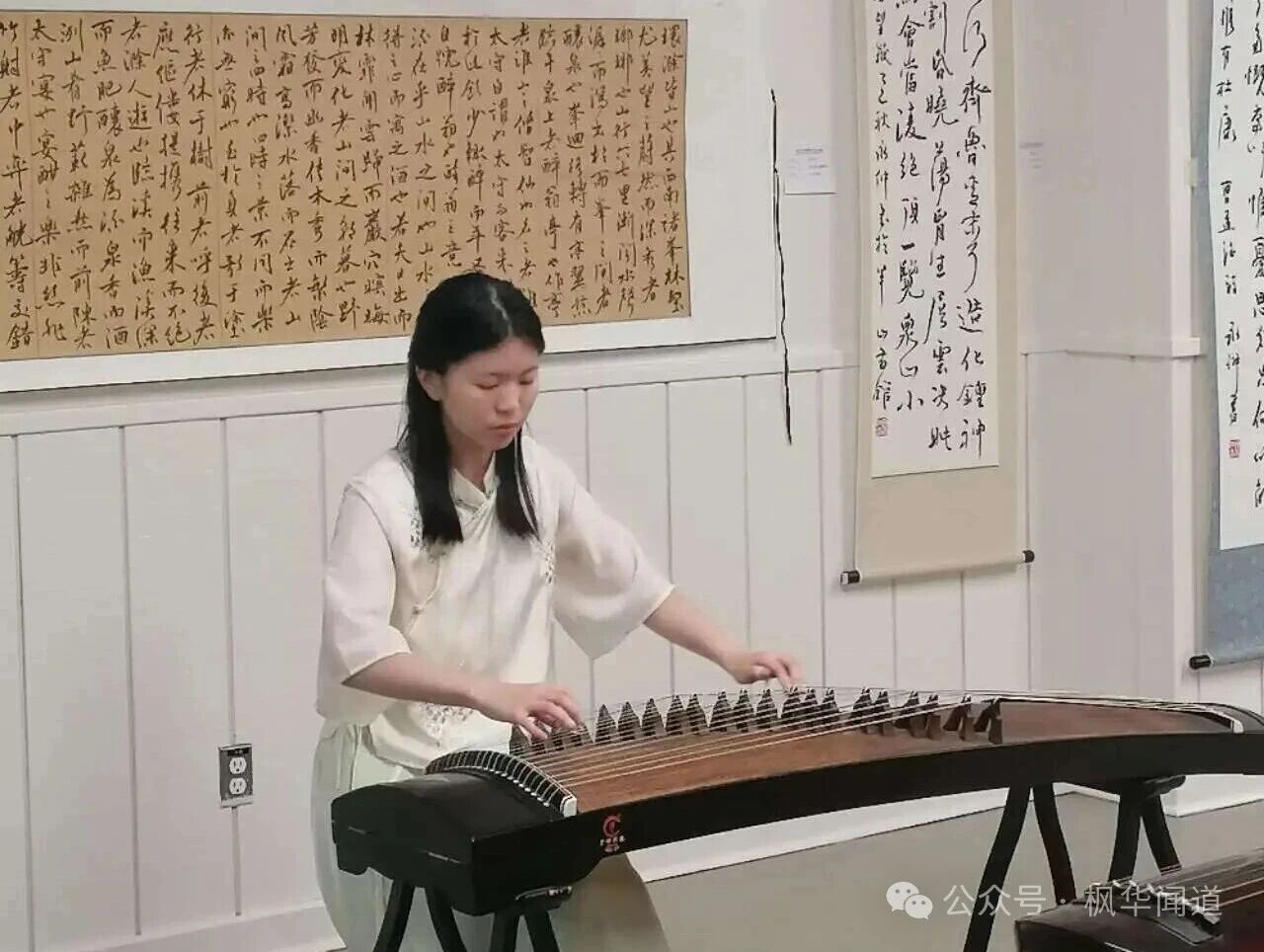 Student Shi Yan performing on the guzheng