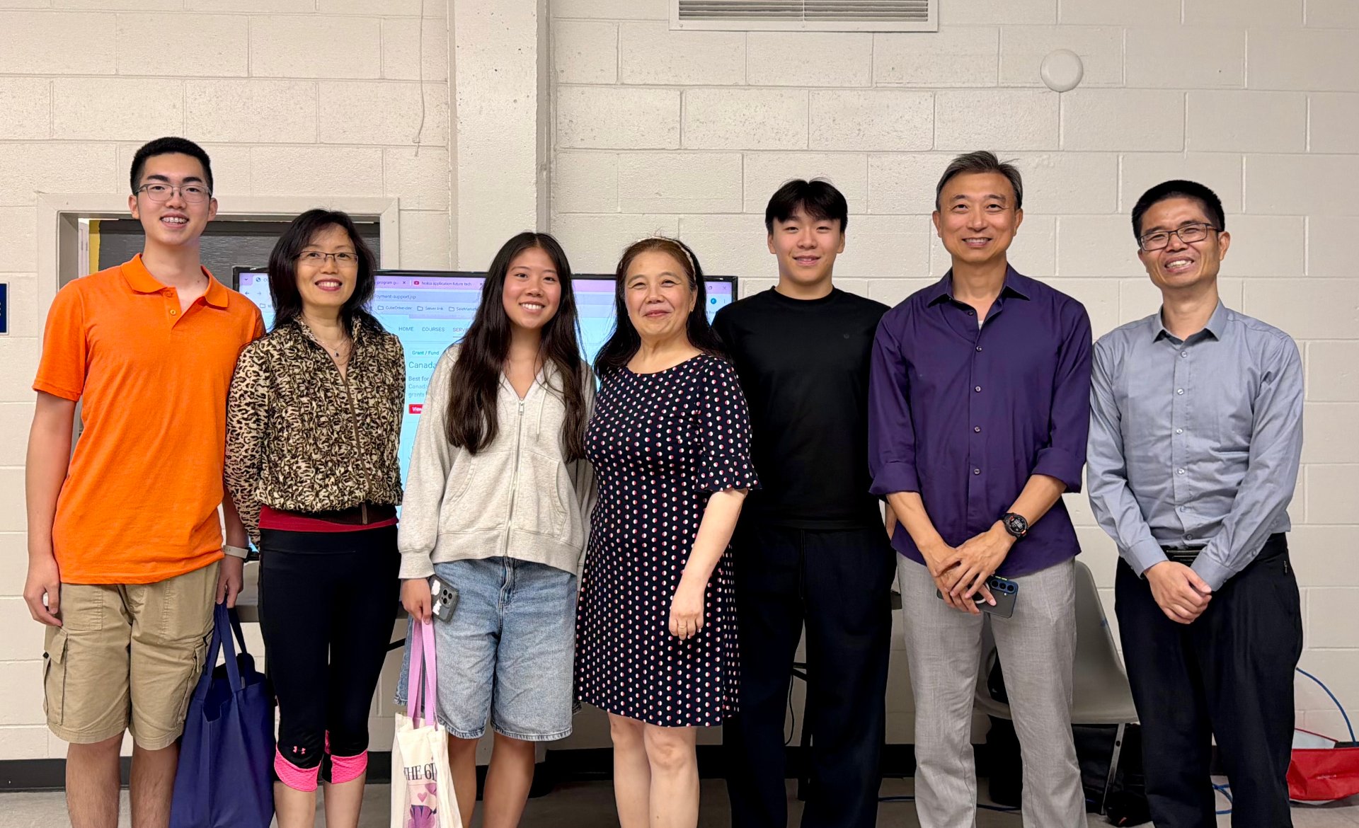 OCLS 青少年政府基金、求职与大学申请公益讲座 — 嘉宾与社区志愿者合影